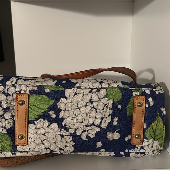 Dooney and Burke Blue and White Hydrangea purse. Perfect for spring - Picture 7 of 7